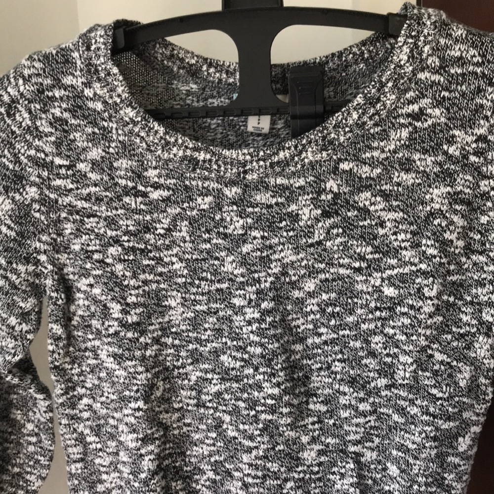 Timeless gray sweater with 3-quarter length sleeves ⭐️